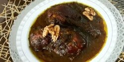 طرز تهیه خورش فسنجان خوشمزه و مجلسی با گوشت قرمز و مرغ