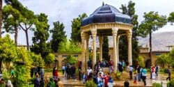 یا رب این شمع دل افروز ز کاشانه کیست