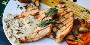 طرز تهیه استیک مرغ با سس قارچ